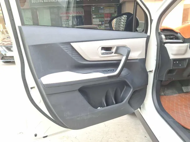 Car image 10