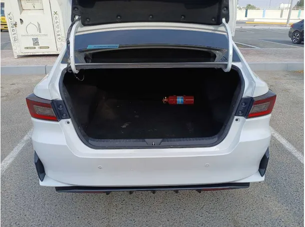 Car image 19