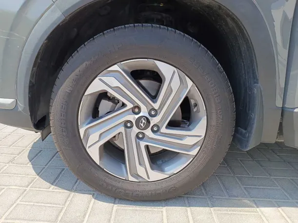 Car image 9