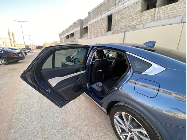 Car image 12