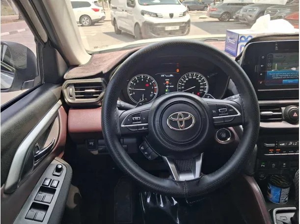 Car image 19