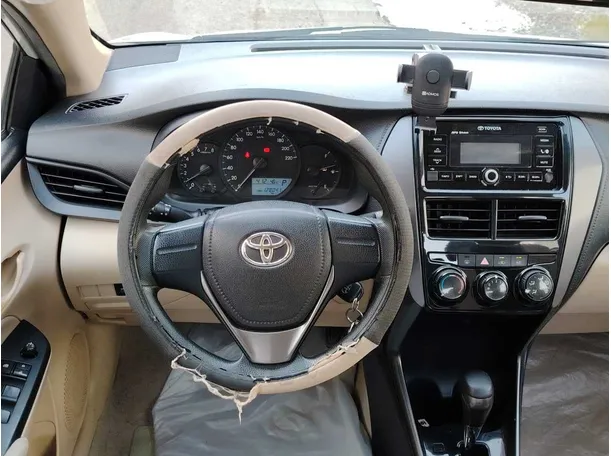 Car image 19