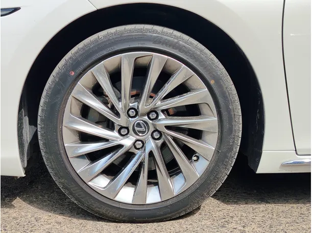 Car image 10