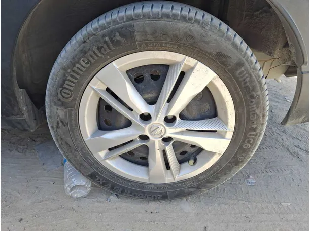 Car image 9