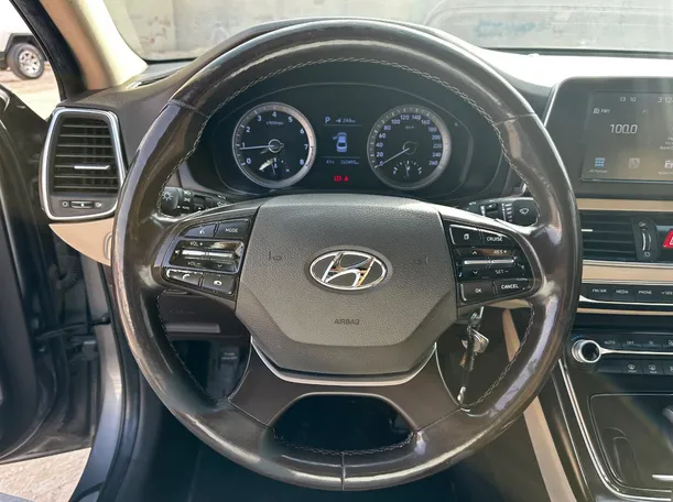 Car image 19