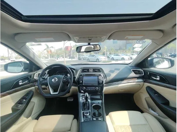 Car image 18