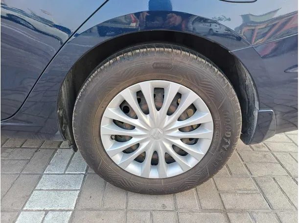 Car image 9