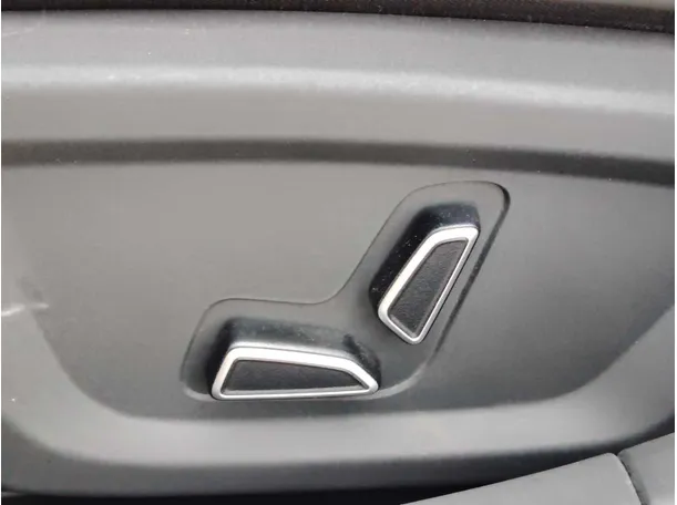 Car image 32