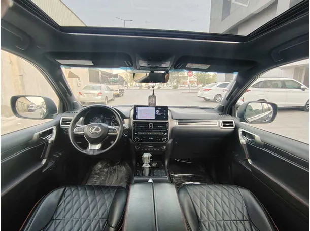 Car image 19