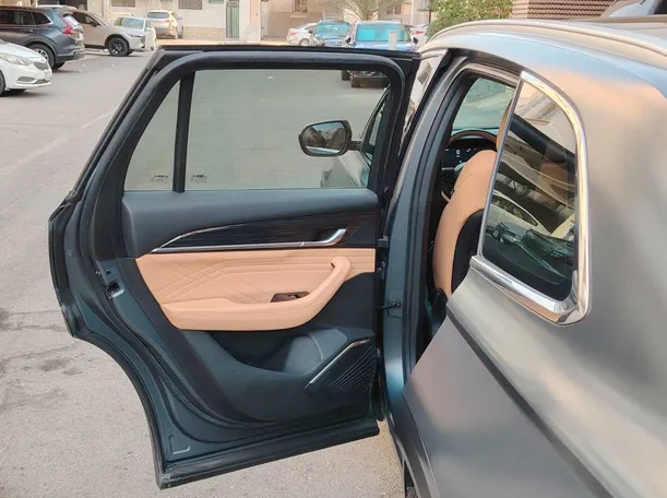 Car image 12