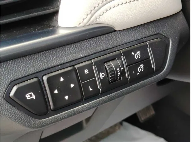 Car image 28