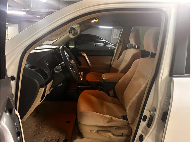 Car image 12