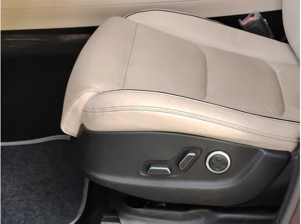 Car image 34