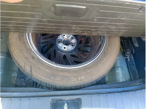 Car image 30