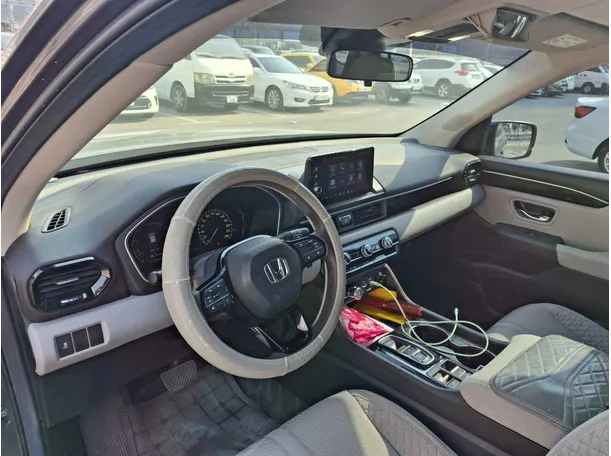 Car image 12