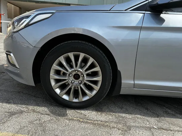 Car image 9