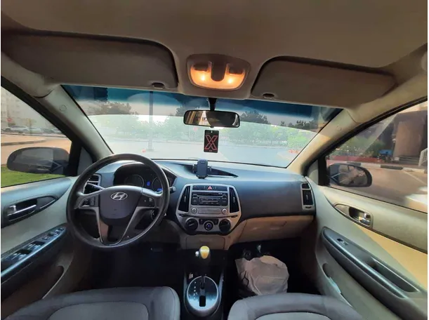 Car image 17