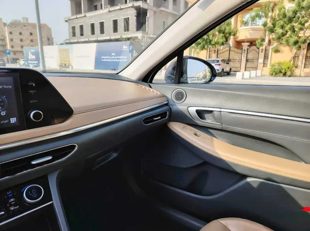 Car image 30