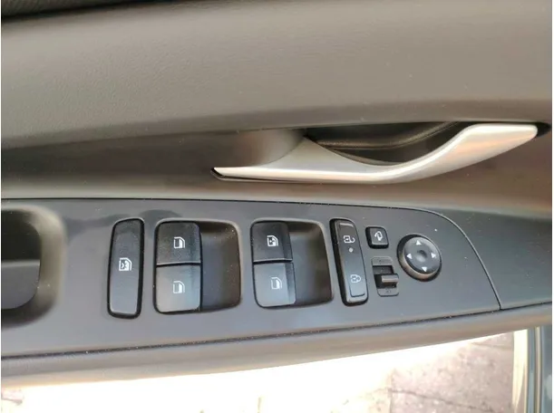 Car image 32