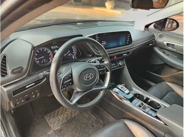 Car image 14