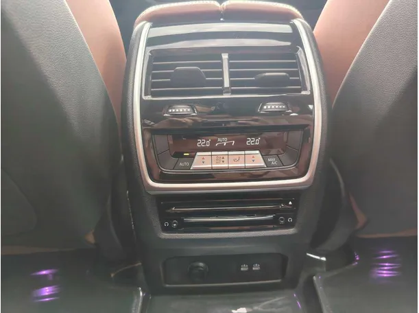 Car image 30