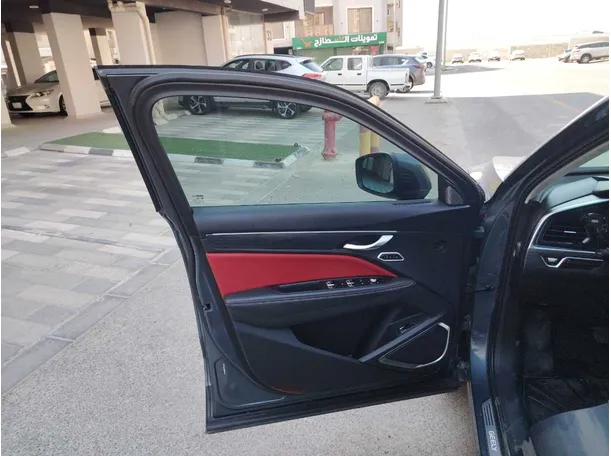 Car image 10