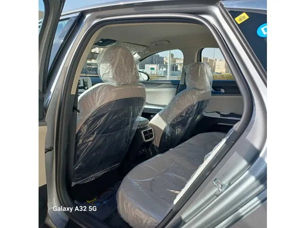 Car image 17