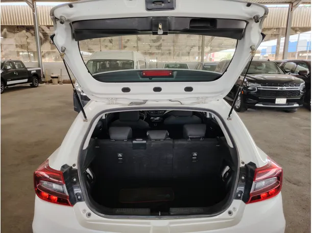 Car image 32