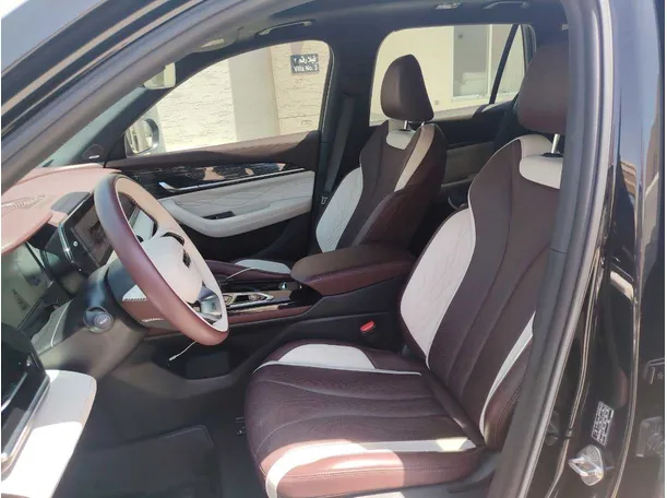Car image 12