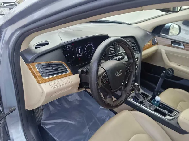 Car image 16