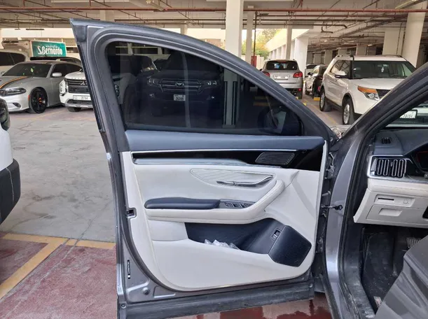 Car image 10
