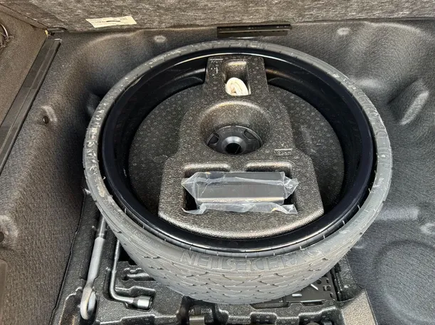 Car image 28