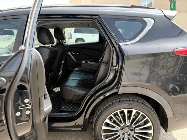 Car image 15