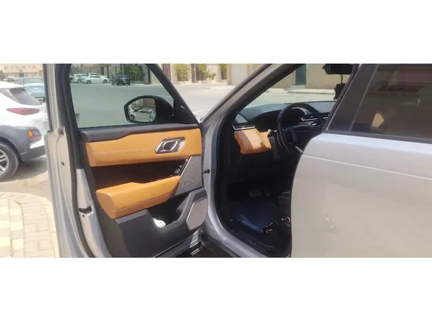 Car image 11