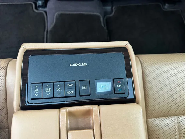 Car image 26