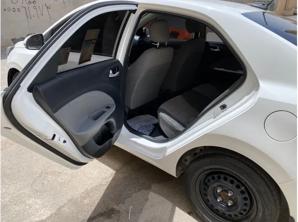 Car image 12