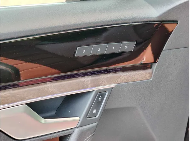 Car image 37