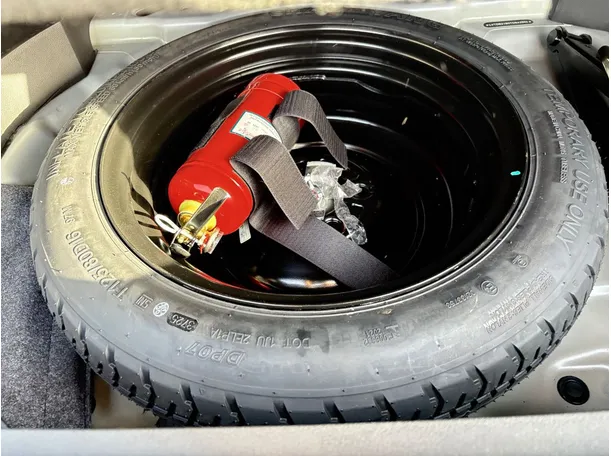 Car image 30