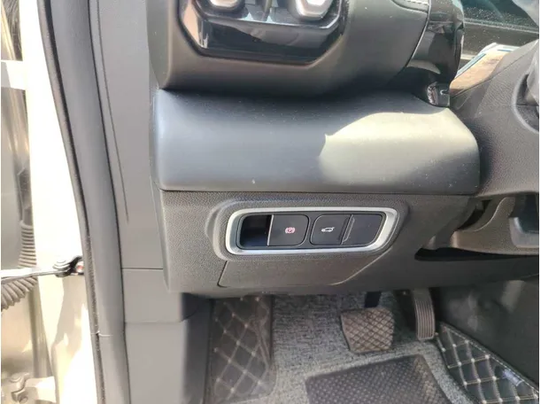 Car image 34