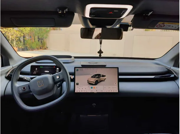Car image 15