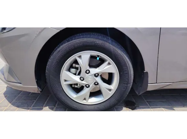 Car image 11