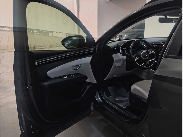 Car image 9