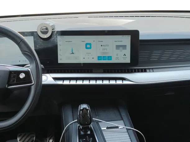 Car image 24