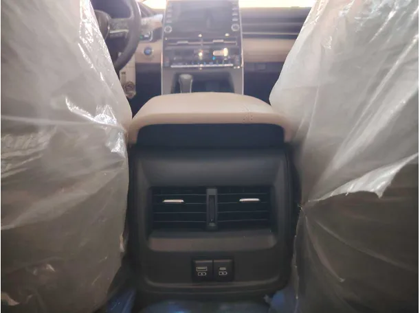 Car image 30