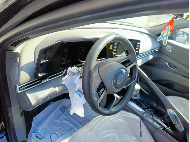 Car image 14