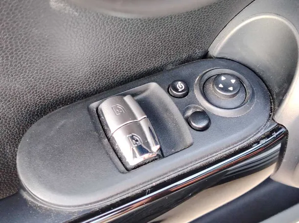 Car image 30
