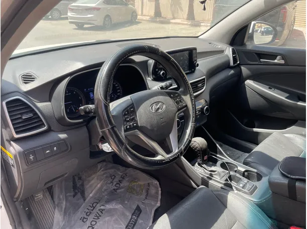 Car image 11