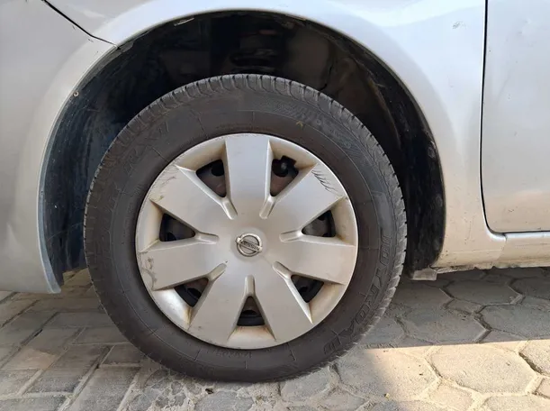 Car image 9