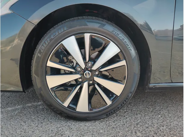 Car image 17