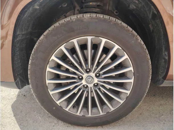 Car image 10